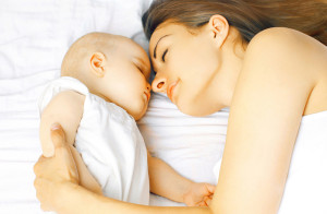 赤ちゃんの添い寝にはベッドガードが必要？